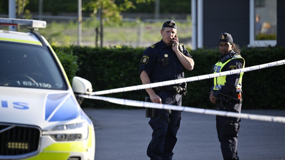 Polis på plats i Ängelholm efter att en flicka i 10-årsåldern förts till sjukhus med befarade knivskador. Arkivbild.