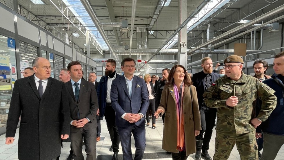 Utrikesminister Ann Linde besöker ett flyktingcenter vid gränsen mellan Polen och Ukraina. Från vänster: Polens utrikesminister Zbigniew Rau, Nordmakedoniens utrikesminister Bujar Osmani, Ukrainas utrikesminister Dmytro Kuleba och Ann Linde.