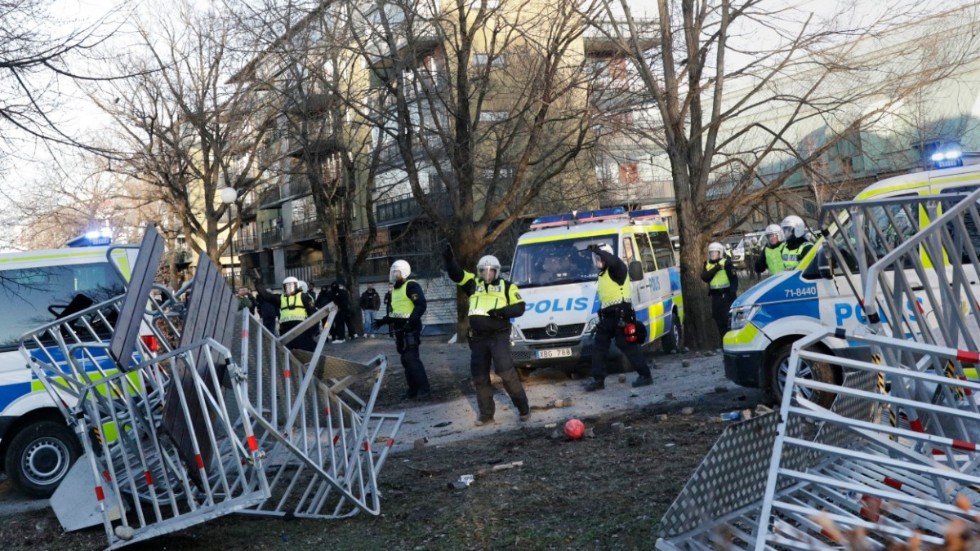 Polisen motar bort motdemonstranter bakom forcerade kravallstaket i Sveaparken i Örebro, där Rasmus Paludan, partiledare för det danska högerextrema partiet Stram kurs, hade fått tillstånd för en sammankomst.