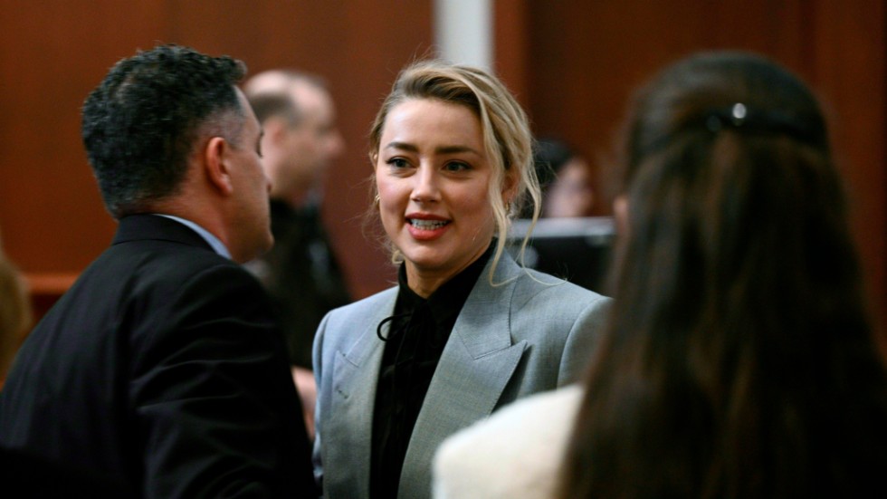 Skådespelaren Amber Heard på plats i domstolen i Fairfax i Virginia. En jury bestående av sju personer ska under de kommande veckorna avgöra skuldfrågan i förtalsmålet.