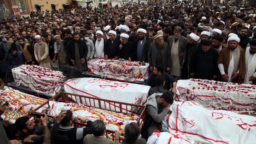 Begravning för offer för IS-dåd i Peshawar i Pakistan i början av mars. 60 människor dödades när självmordsbombaren sprängde sig själv i en moské under fredagsbönen.
