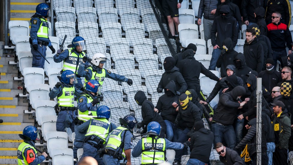 Ordningsvakter och AIK-supportrar i bråk efter söndagens fotbollsmatch i allsvenskan mellan Malmö FF och AIK.