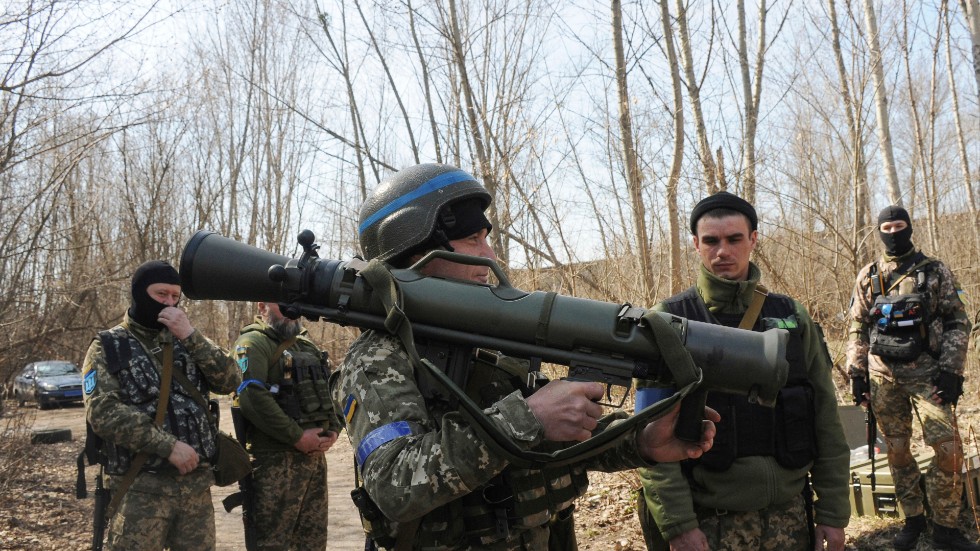 Ukrainska soldater tränar på det svenskkonstruerade granatgeväret Carl Gustaf nära Charkiv i östra Ukraina den 7 april. Arkivbild.