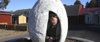 Ur askan reste sig Svantes äggformade lekskulptur