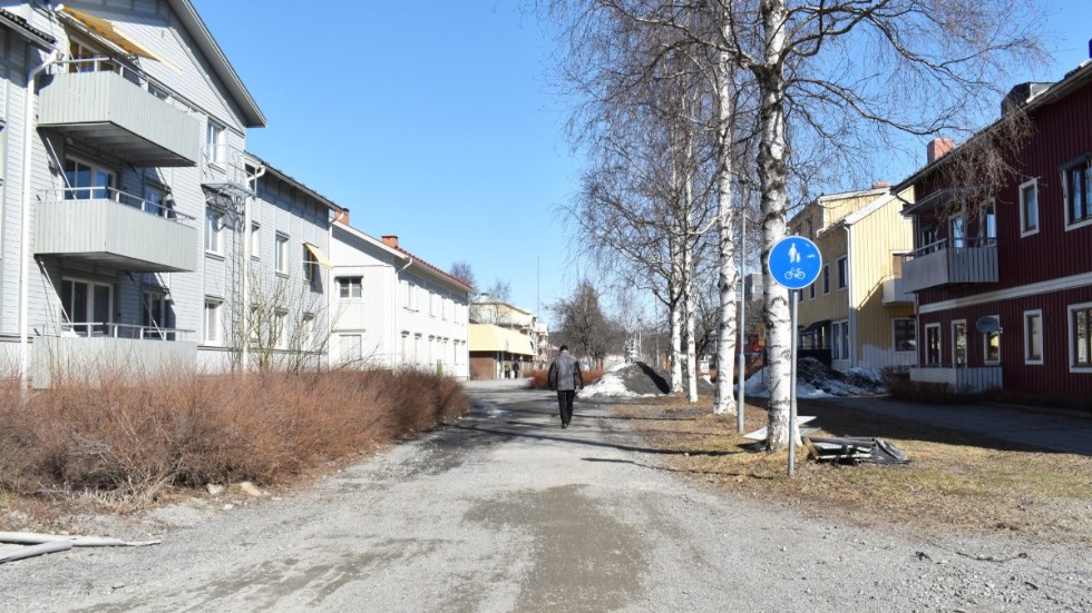 Signaturen Hans skriver om dåliga vägar i Skellefteå, här Brogatan.