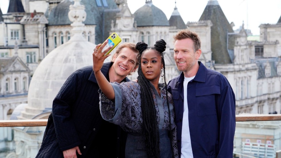 Moses Ingram tar en selfie tillsammans med medskådespelarna Hayden Christensen och Ewan McGregor inför premiären på "Obi-Wan Kenobi".