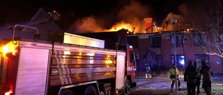 Polisen förtegen om storbranden i Stallarholmen – misstänker vårdslöshet ✓Tekniker klara ✓Vittnen förhörs
