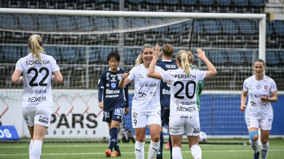 Rosengårdsjubel efter att Loreta Kullashi (#9) gjort första målet under fredagens match i damallsvenskan mellan Linköping och Rosengård.