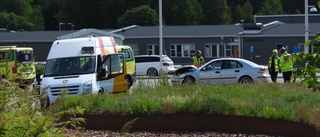 Krock mellan färdtjänstbuss och personbil – två personer fördes med ambulans till sjukhus