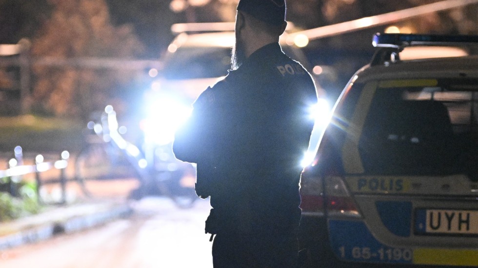 Polis och avspärrningar på Koggens gränd i Malmö natten till fredagen efter det att en man hittats svårt misshandlad.