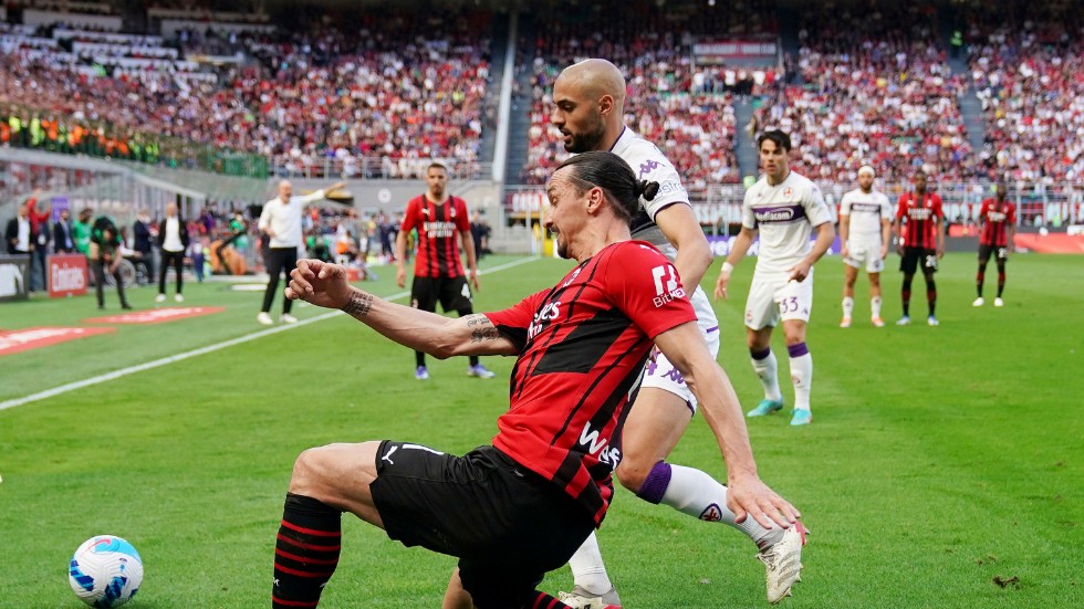 Milans Zlatan Ibrahimovic i duell med Fiorentinas Sofyan Amrabat. Milan vann matchen med 1–0 och håller undan för Inter i kampen om ligaguldet.