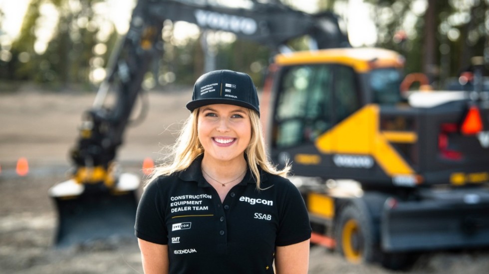 Klara Andersson skriver historia som den första kvinnan att skriva på ett kontrakt för en hel VM-säsong i rallycross.