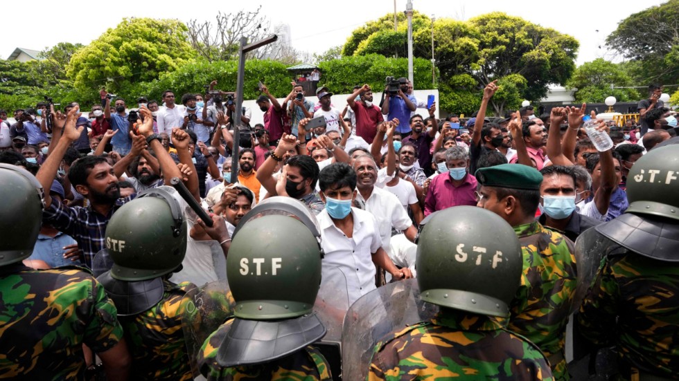 Lankesiska regeringsanhängare i Colombo hurrar efter att ha vandaliserat en av de regeringskritiska demonstranternas samlingsplatser.