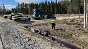 Motorcyklist förd med ambulans till Skellefteå lasarett efter krock med personbil