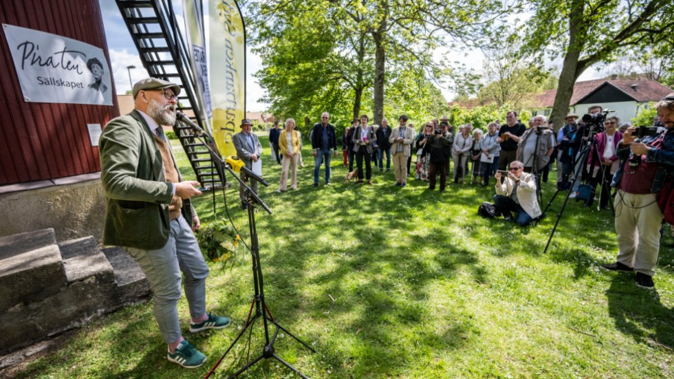 Radioprataren och författaren Kalle Lind presenteras som årets Piratenpristagare vid pumphuset i skånska Vollsjö, som är Fritiof Nilsson Piratens födelseort.