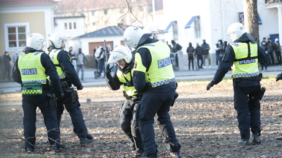 En polis som träffats av en sten i Sveaparken i Örebro, under påskhelgens upplopp i flera svenska städer. Arkivbild.