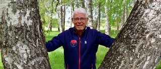 Linnés trotjänare välkomnar löparna till Sveriges svåraste terräng – Gjorde sin första O-Ringen 1966