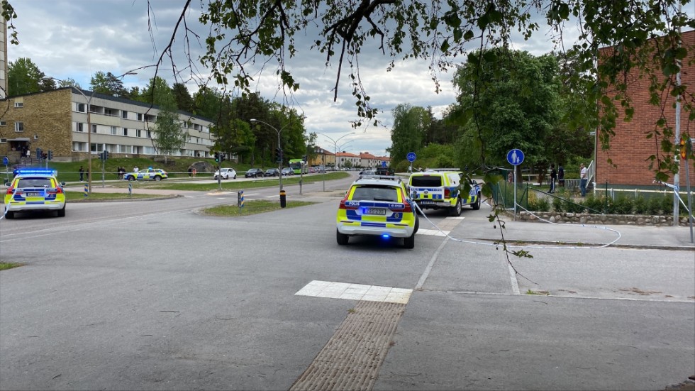 Polisavspärrningar i Eskilstunastadsdelen Brunnsbacken där en ung man sköts ihjäl i måndags.