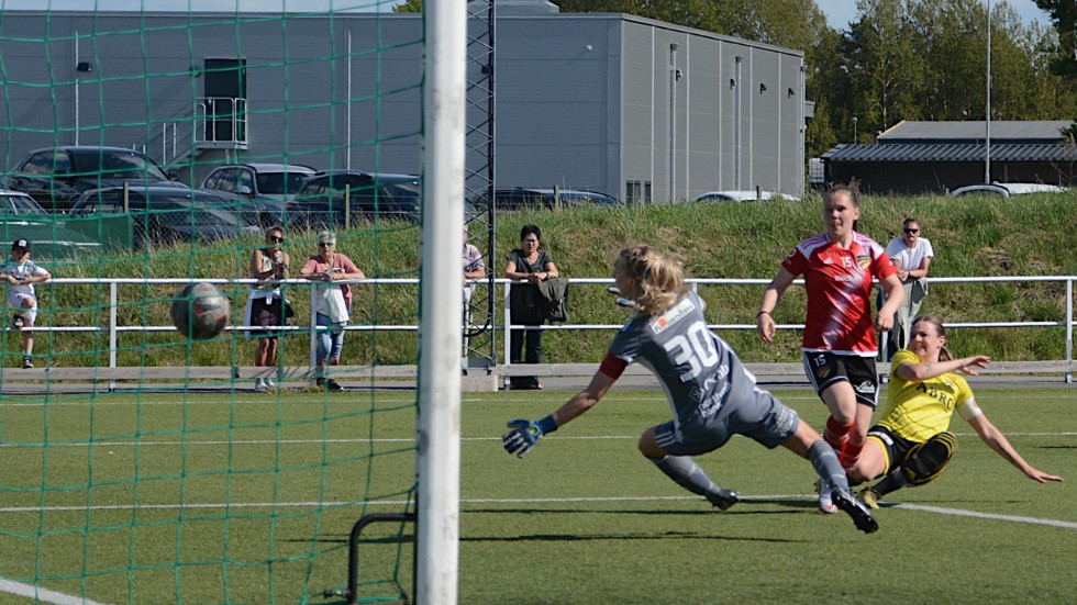 Bollen i mål betyder 3-0 till VIF. Målskytt Nathalie Johansson.
