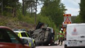 Vägen avstängd till Hjulstabron – personbil har voltat i diket på väg 55