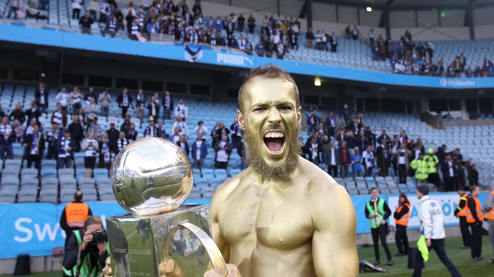 MALMÖ 20151031
Norrköpings Emir Kujovic (guldmålad) jublar med pokalen efter slutsignalen i allsvenska fotbollsmatchen mellan Malmö FF och IFK Norrköping på Swedbank Stadion.