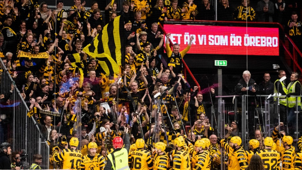 Skellefteå AIK celebrate a new SM final in front of their away fans in Örebro.