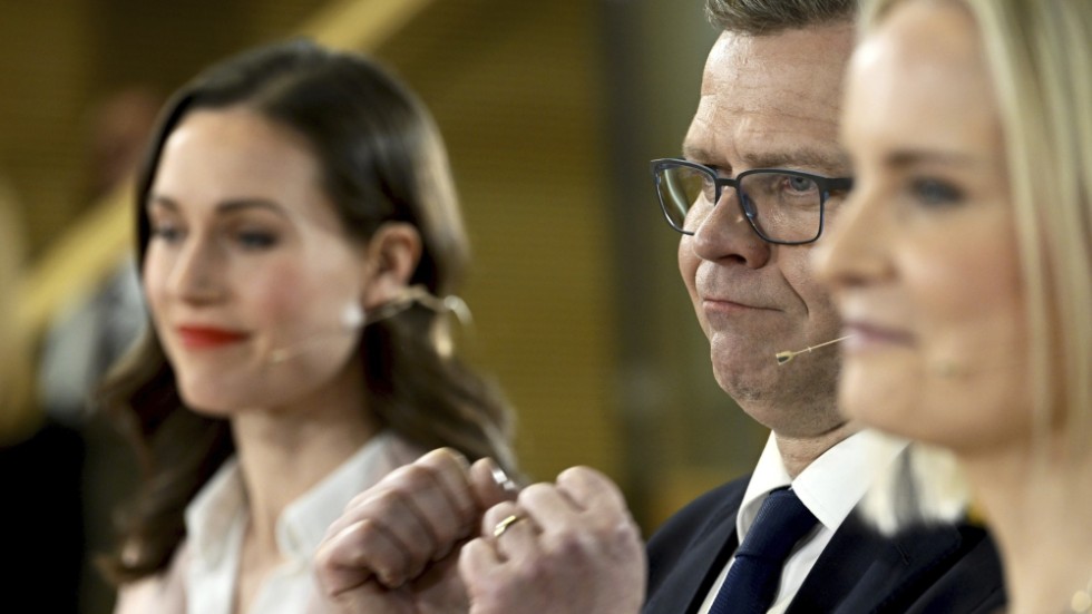 En valnattsbild på valvinnaren Petteri Orpa i mitten flankerad av den avgående statsministern Sanna Marin och av, till höger i bild, Sannfins ledare Riikka Purra. Alla de tre stora partierna gick framåt i valet. 