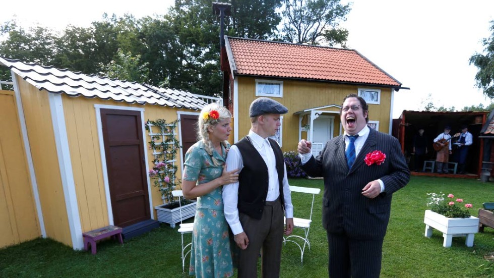 Romeo och Julia. Maj-Britt (Jenny Andreen) och Albin (Pontus Andersson) kämpar för sin kärlek medans Maj-Britts pappa Direktör Josefsson (Fredrik Hall) gör allt för att motarbeta paret.