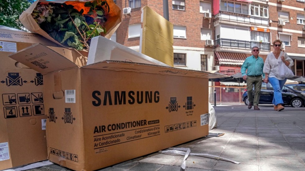 Tomma kartonger till luftkonditioneringsapparater ligger slängda i ett gathörn i Madrid i Spanien – som nyligen drabbades av en osedvanligt tidig värmebölja som varade i ungefär en vecka.