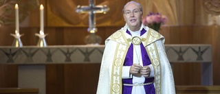 Präst anmäler biskopen och manlig präst för kränkningar