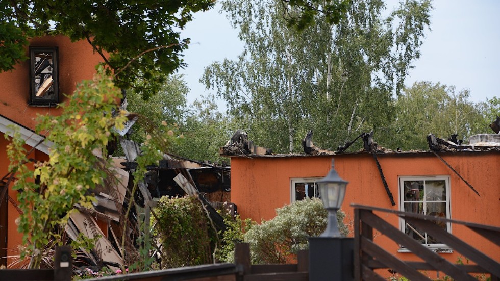 Polisens tekniker undersökte på måndagen den brandhärjade villan i Vimmerby.