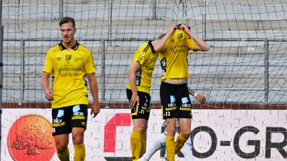 Elfsborgs Sveinn Aron Gudjohnsen, nummer 11, och Alexander Bernhardsson, nummer 12, är utslagna ur Conference League-kvalet.