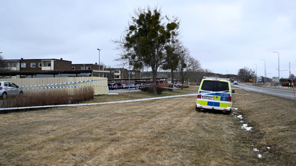 Polisavspärrning vid brottsplatsen i Upplands-Bro, där en kvinna mördade en annan kvinna tidigare i år. Arkivbild