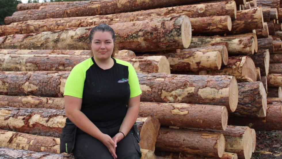 Lillemor Ahlström, 26, jobbar som sågverksoperatör på Frödinge Hällerum Timber AB. "Att jobba på sågverk är toppen", säger hon.