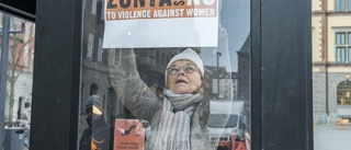 Eskilstuna färgas orange i manifestation mot kvinnovåldet: "Jättestort mörkertal"