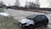 Misstänkt flaska vid utbränd bil utreds av polisen