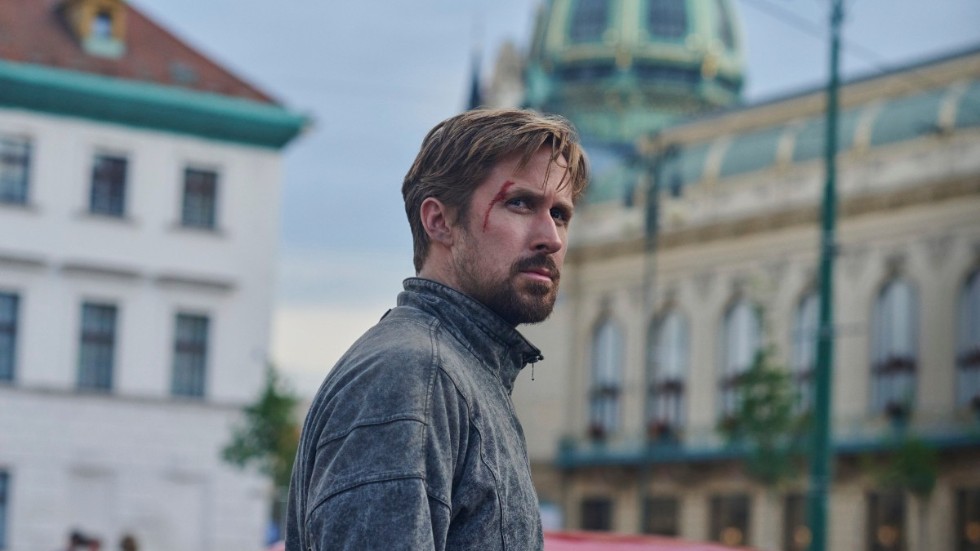 Ryan Gosling vägrar dö i "The Gray Man". Pressbild.