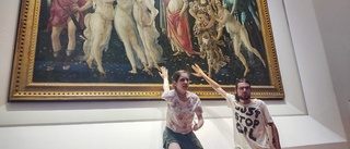 Aktivister limmade fast sig i Botticellitavla