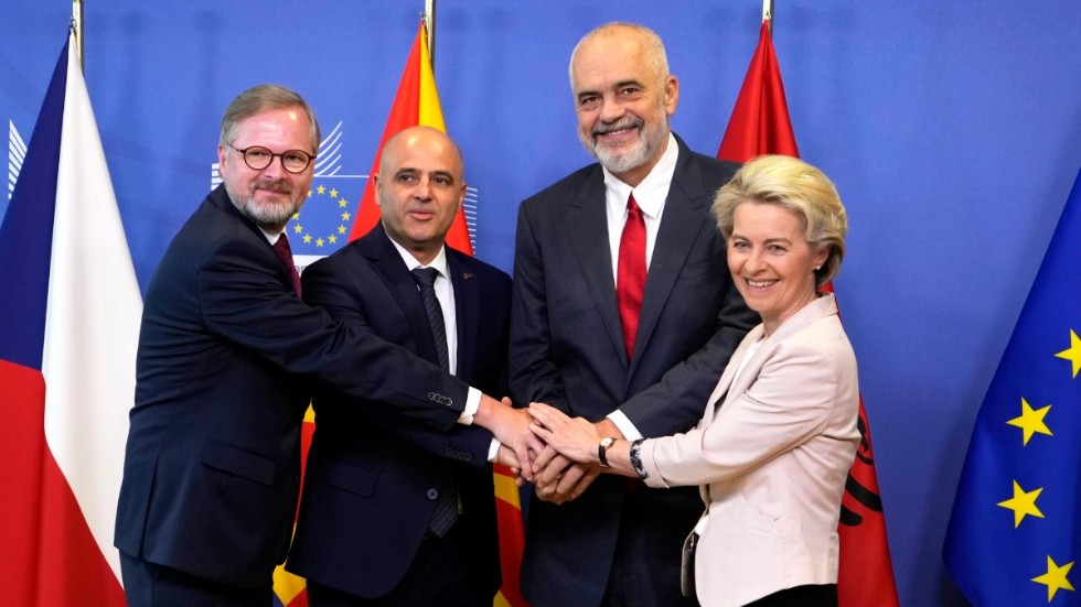 Premiärministrarna Petr Fiala (Tjeckien), Dimitar Kovacevski (Nordmakedonien) och Edi Rama (Albanien) skakar hand med EU-kommissionens ordförande Ursula von der Leyen när Nordmakedonien och Albanien inledde sina EU-förhandlingar i Bryssel i juli.