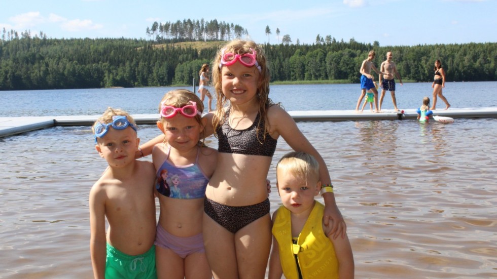 Badgänget Milo, Elsa, Nelia och Neo tycker att Stjärneviksbadet är toppen. "Det bästa är att fånga fiskar", säger Milo.