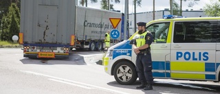 Lastbil har fastnat i rondell – blockerar trafiken