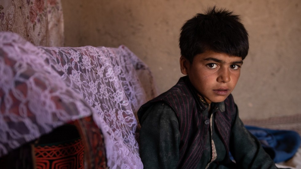 Tolvåriga Temor bor med sin mamma och tre syskon i Faryab-provinsen i norra Afghanistan. Hans mamma har inte råd att köpa mat till familjen.
