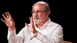 Bestörtning och oro efter attack på Rushdie