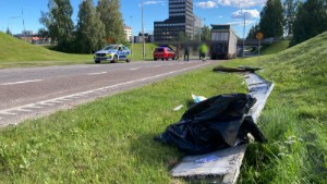 Lastbilsolycka på E4 i centrala Skellefteå: ”Skalat av taket”