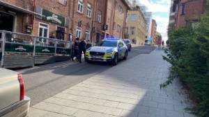 Video: En person kastar sig ur bilen – dramatisk biljakt i Norrköping