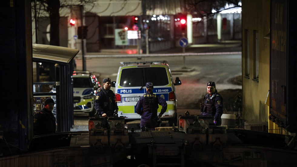 Polis på plats vid Södra station i centrala Örebro, där flera personer skadades mycket allvarligt i en påkörningsolycka med tåg på onsdagskvällen.
