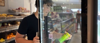 TEST: Så lätt köper Enrico, 14, energidryck i obemannad butik
