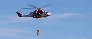 Övning när tre i sjönöd fick vinschas upp i helikopter