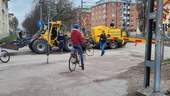 Sopmaskin körde igenom tågbommar i Uppsala
