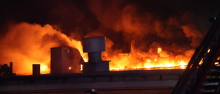 Se storbranden – slår lågor från taket 
